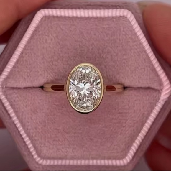 18kt 2ct Oval Cut Ring - Picture 2 of 4